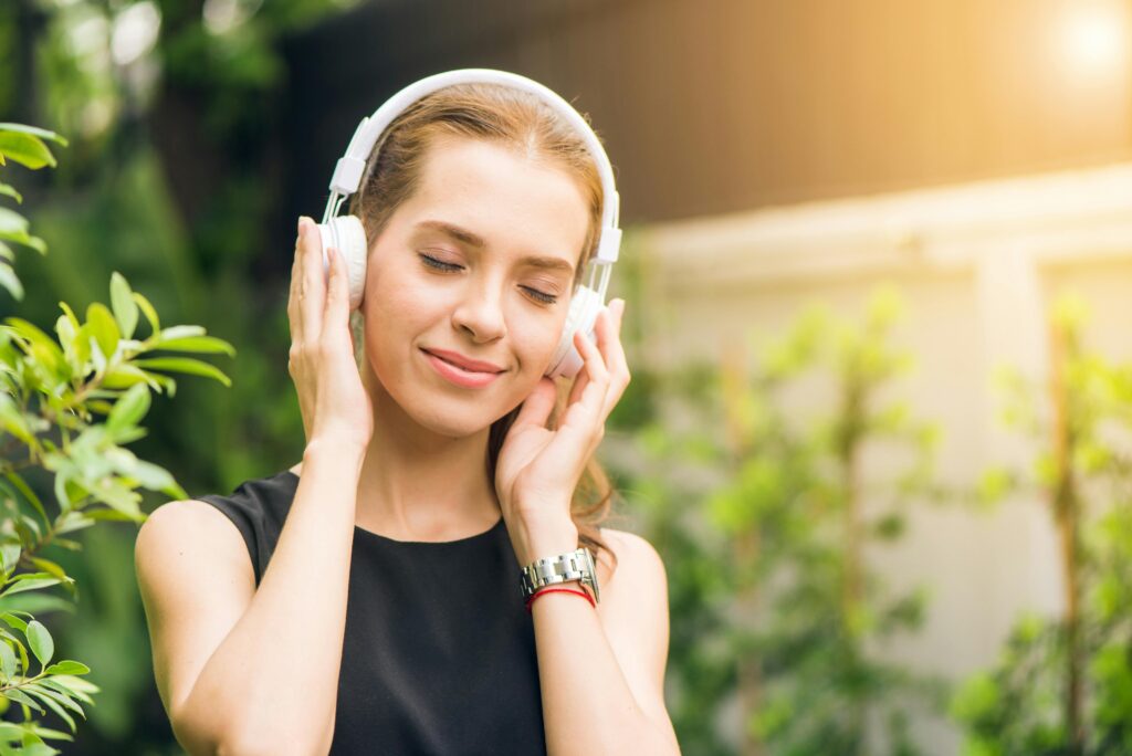 Menikmati hidup salah satunya dengan mendengarkan lagu