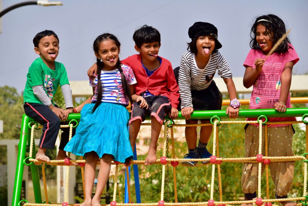 Anak anak sedang bermain bersama
